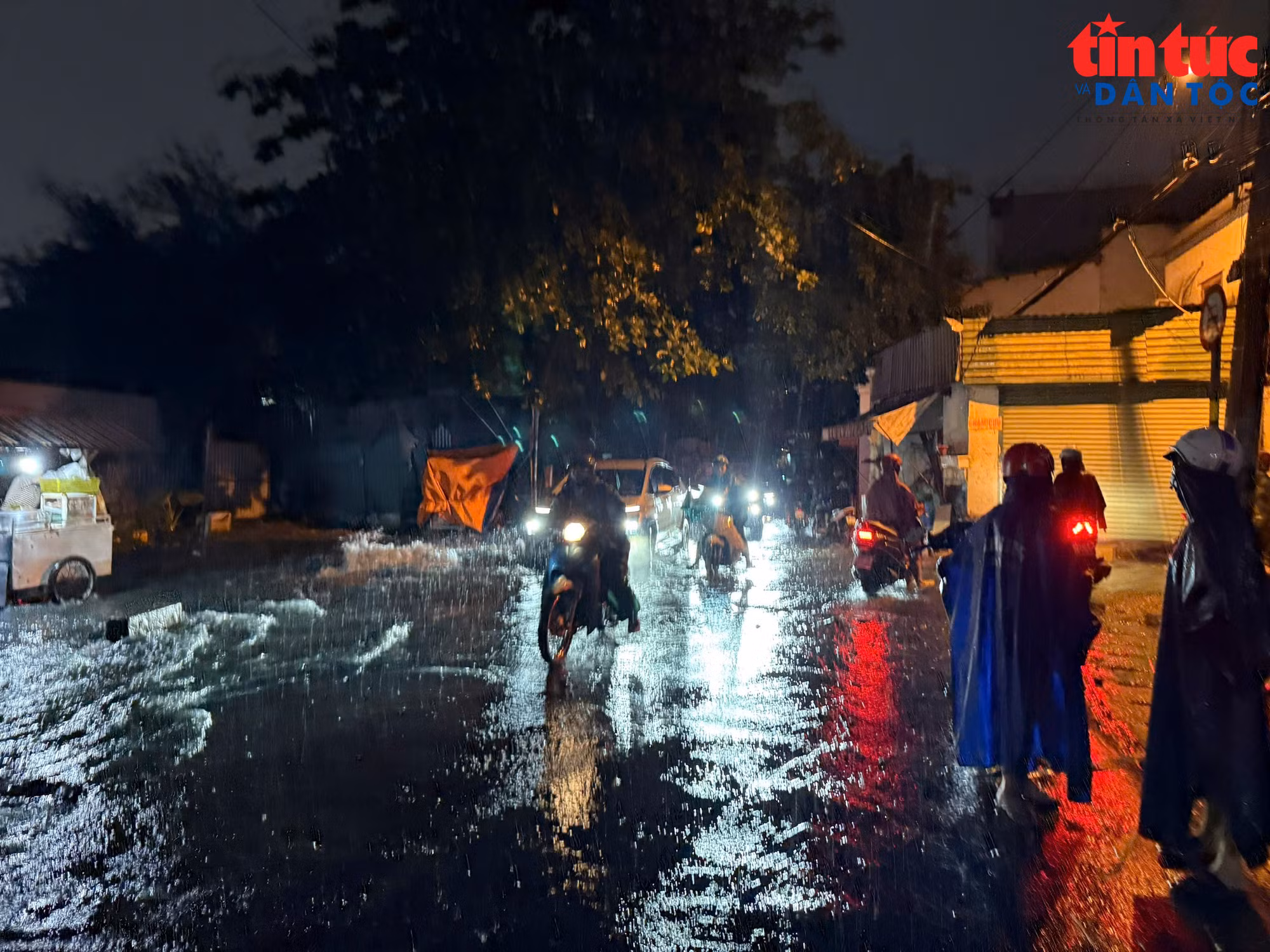 TP Hồ Chí Minh có mưa dông từ ngày 8 - 10/10, người dân cần đề phòng ngập cục bộ do mưa lớn.