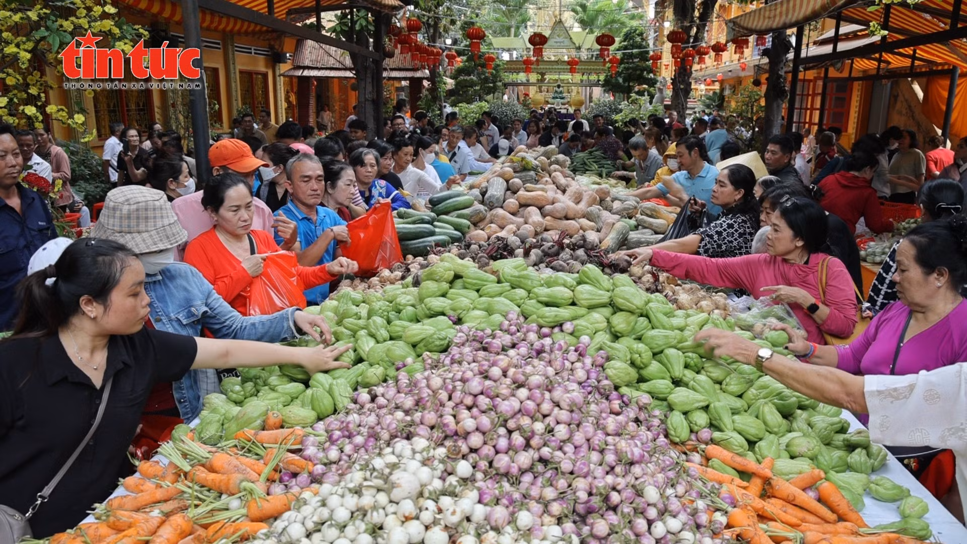 Hàng trăm Phật tử nhận lộc đầu năm từ chùa Chantarangsay