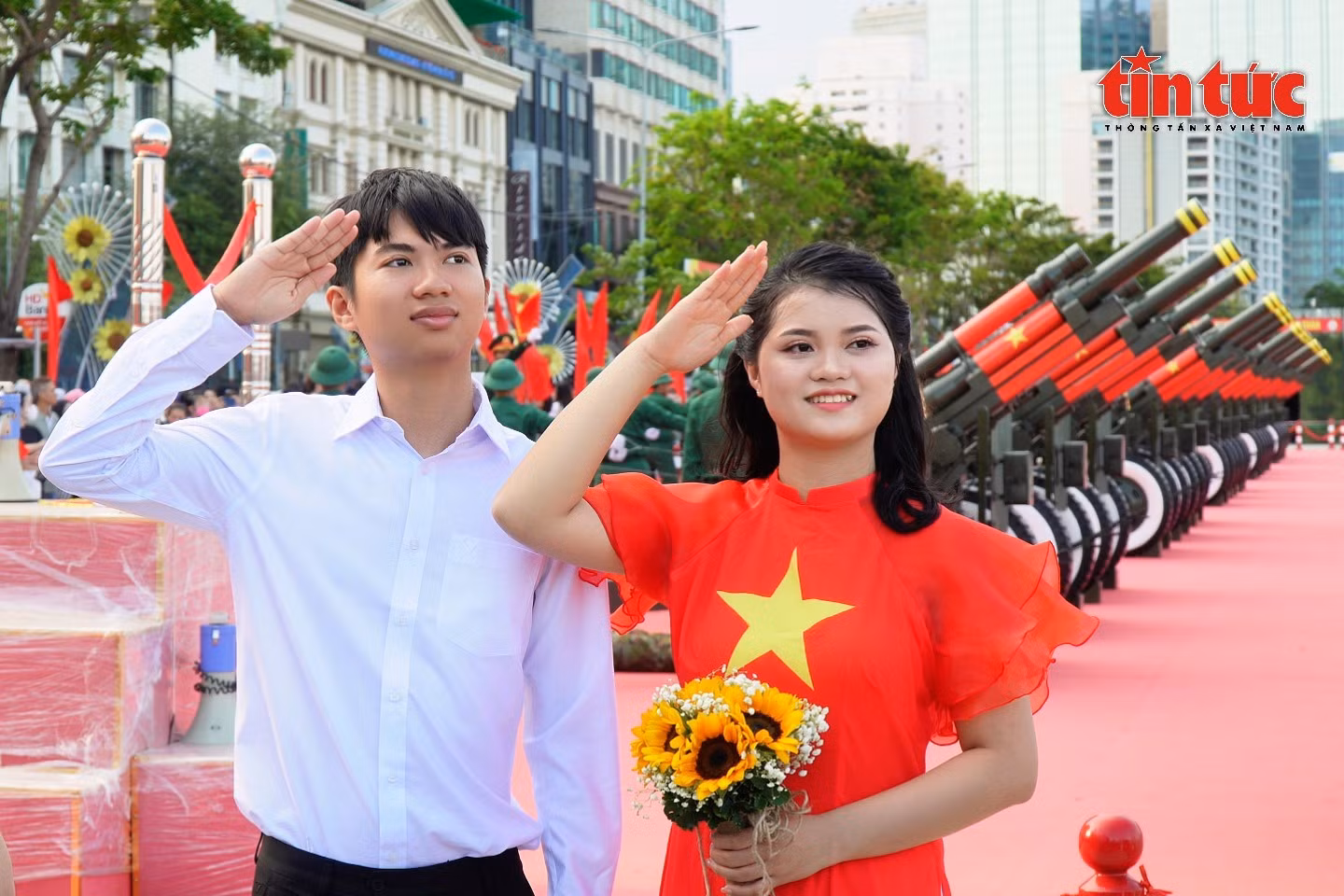 Người dân tranh thủ lưu lại những khoảnh khắc mừng ngày 30/4 lịch sử