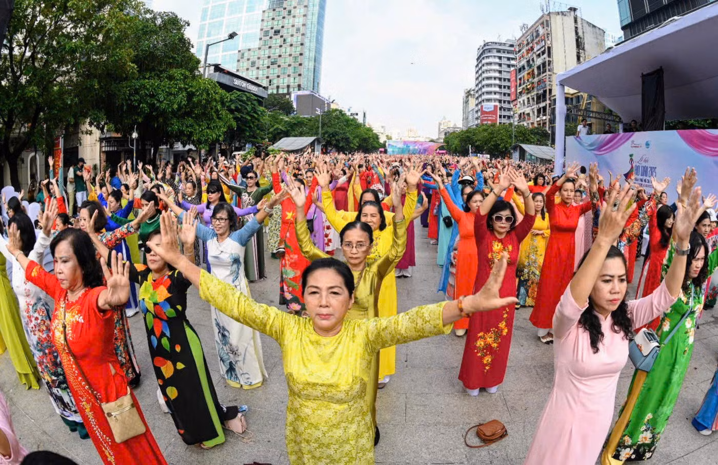 Sôi động đồng diễn áo dài tại Lễ hội Áo dài TP Hồ Chí Minh