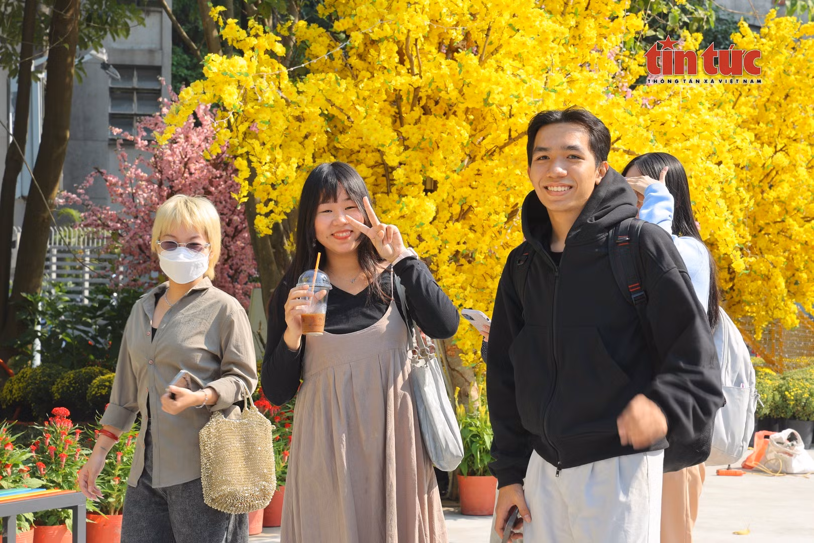 Người dân hào hứng trải nghiệm không gian sắc xuân tại công viên Phan Đình Phùng