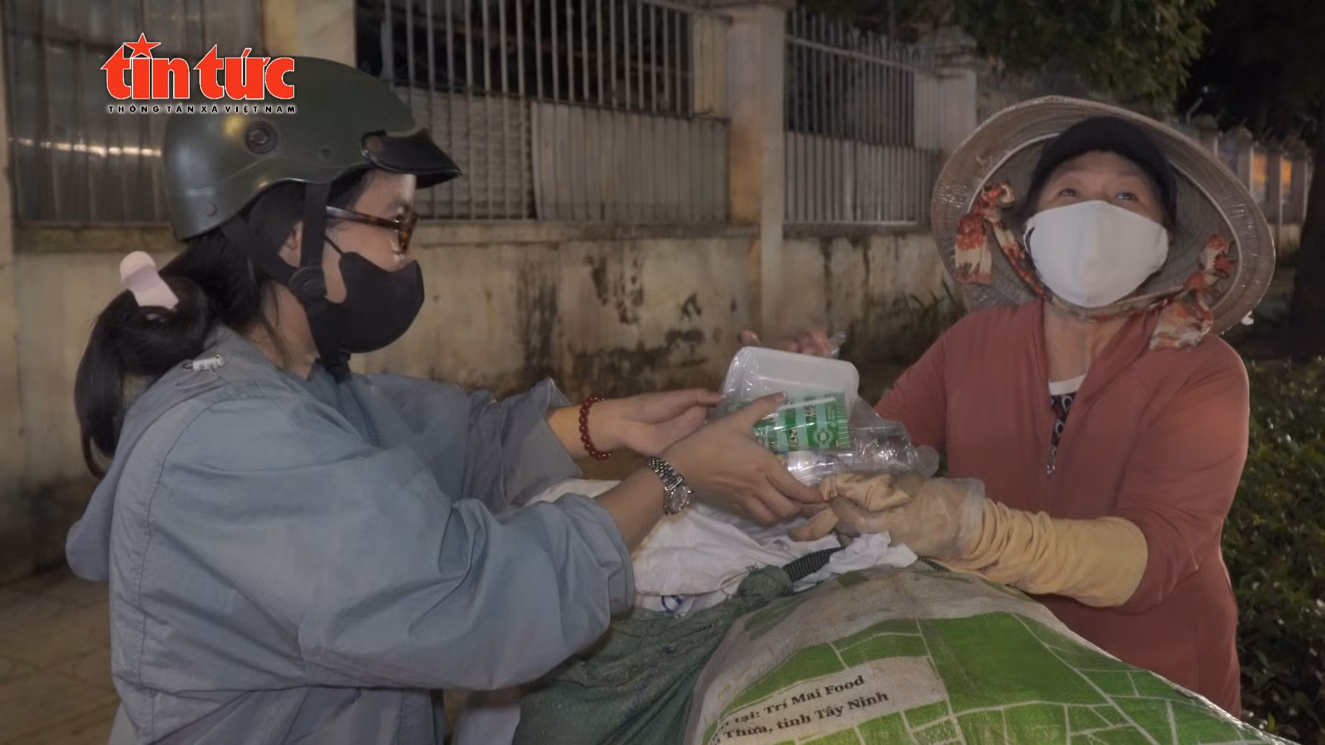 Những suất ăn đêm nhẹ lòng gánh mưu sinh