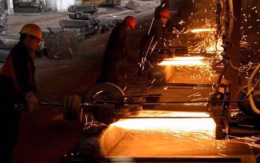 Sản lượng công nghiệp của Trung Quốc tăng thấp nhất trong 8 năm ảnh 1