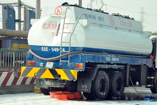 Xe cẩu đâm thủng xe bồn chở xăng, QL 1 ùn tắc gần 5km ảnh 1