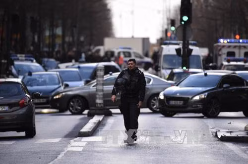 Hai nữ sinh Pháp âm mưu khủng bố nhà hát Paris ảnh 1