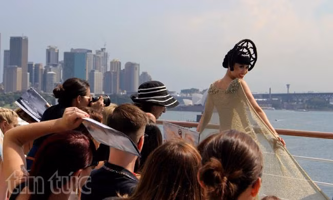 Người mẫu gốc Việt biến tàu khổng lồ thành sàn diễn Sydney ảnh 4