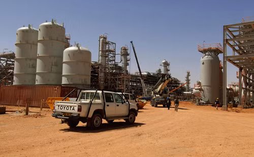 Thêm Algeria đồng ý "đóng băng" sản lượng dầu mỏ ảnh 1