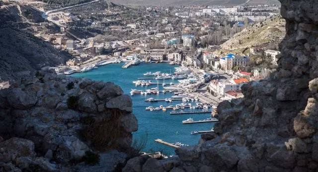 Nhiều người Ukraine "trốn" quay về Crimea ảnh 1
