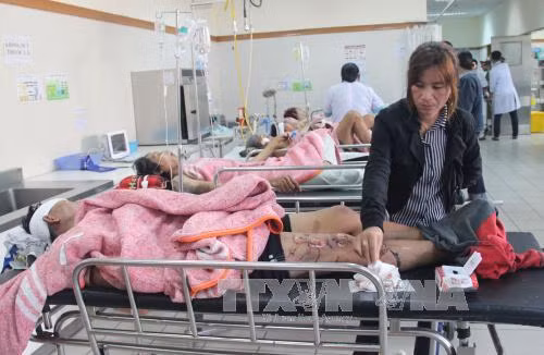Tàu cá bất ngờ phát nổ, 8 ngư dân nhập viện ảnh 2