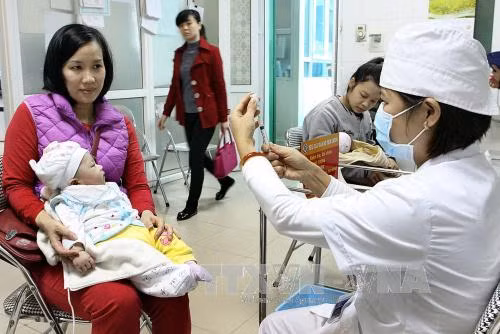 Hà Nội: Số lượt đăng ký tiêm vắc xin Pentaxim nhiều gấp hơn 30 lần ảnh 1