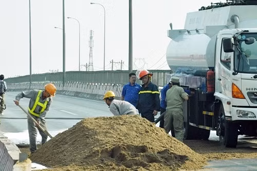 Xe cẩu đâm thủng xe bồn chở xăng, QL 1 ùn tắc gần 5km ảnh 2