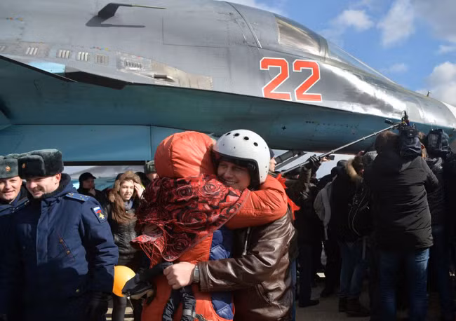 Người Nga chào đón phi công trở về từ Syria ảnh 9