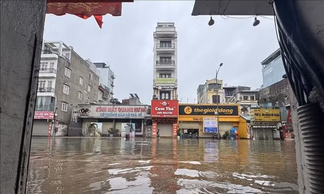 Hà Nội: Nhiều tuyến đường tiếp tục ngập, ùn tắc giao thông giờ cao điểm
