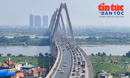 Cầu Nhật Tân ùn dài sau khi xuất hiện loạt biển báo, vạch sơn mới
