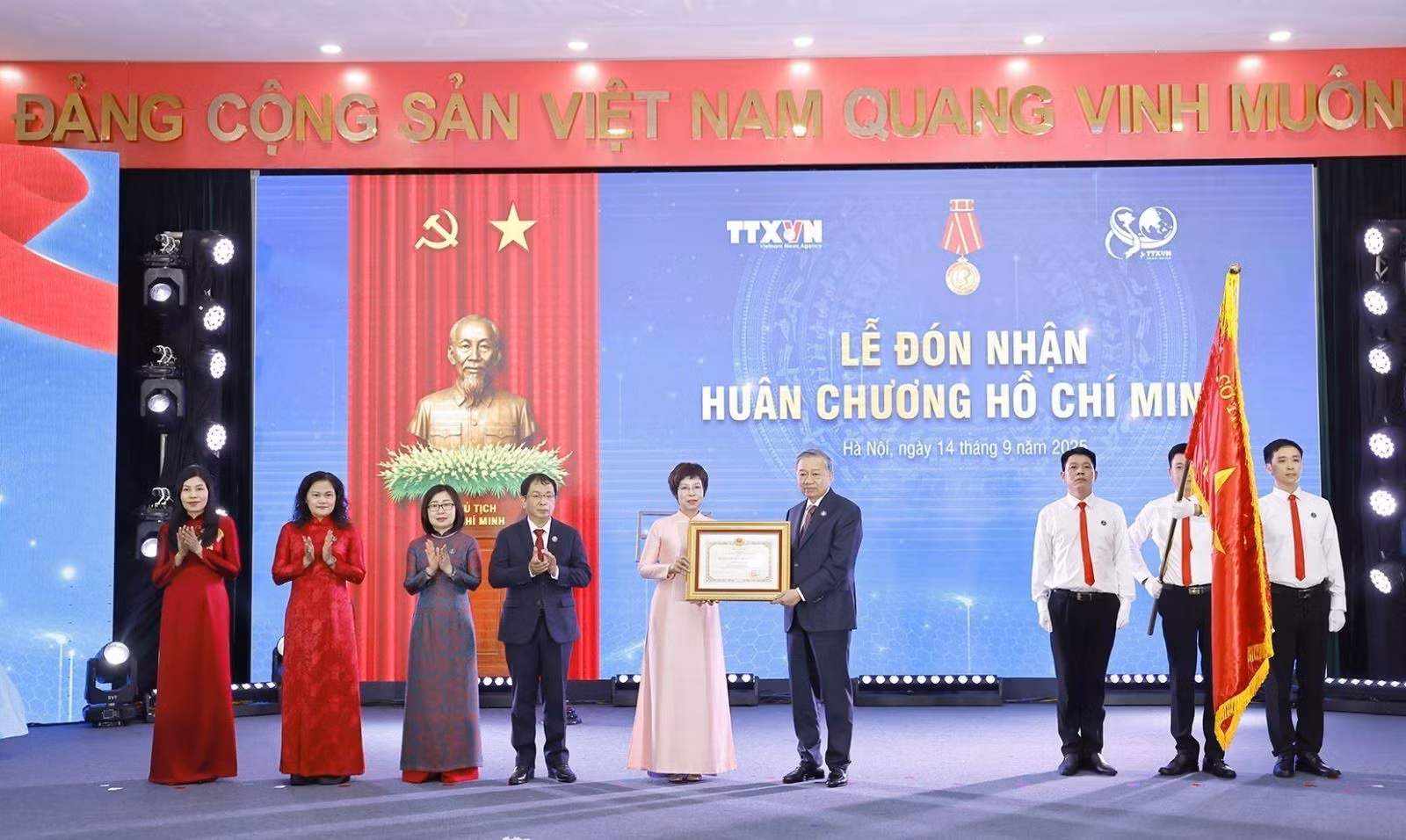 Tổng Bí thư Tô Lâm trao tặng Huân chương Hồ Chí Minh (lần thứ 3) cho Thông tấn xã Việt Nam, ngày 14/9/2025.