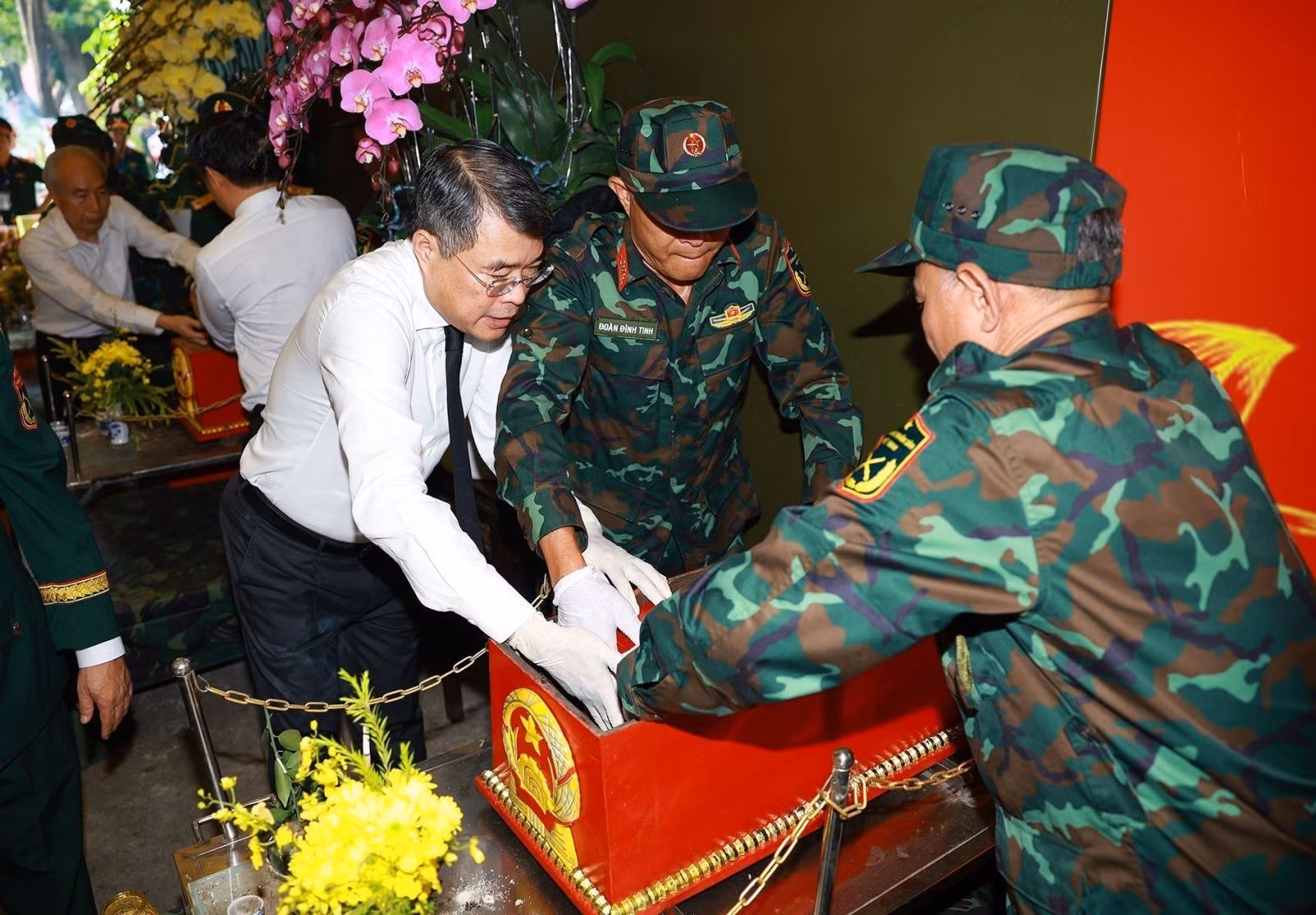 Thủ tướng Lê Minh Hưng cùng các lực lượng tham gia quy tập hài cốt liệt sĩ tại Công viên Lê Thị Riêng, phường Hòa Hưng, TP Hồ Chí Minh.