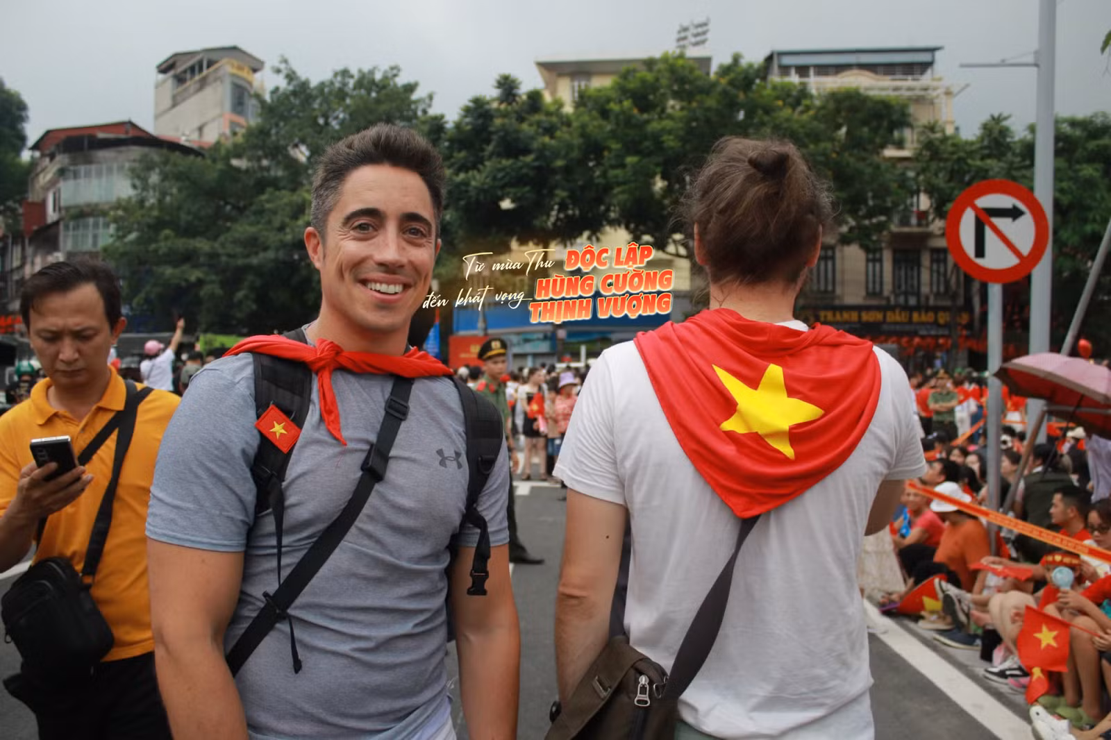 Du khách nước ngoài hòa mình vào nhịp sống và văn hóa Việt Nam.