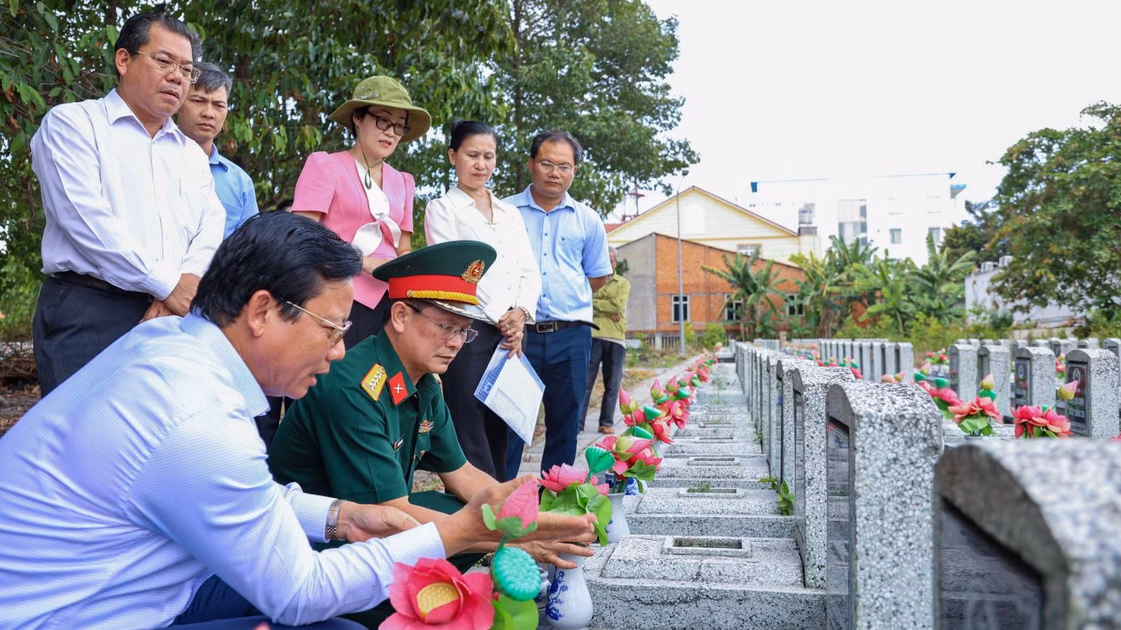 Phó Chủ tịch UBND tỉnh Tây Ninh Phạm Tấn Hòa (bìa trái) cùng Đoàn công tác kiểm tra, rà soát thông tin các phần mộ liệt sĩ chưa xác định danh tính tại nghĩa trang liệt sĩ An Tịnh.