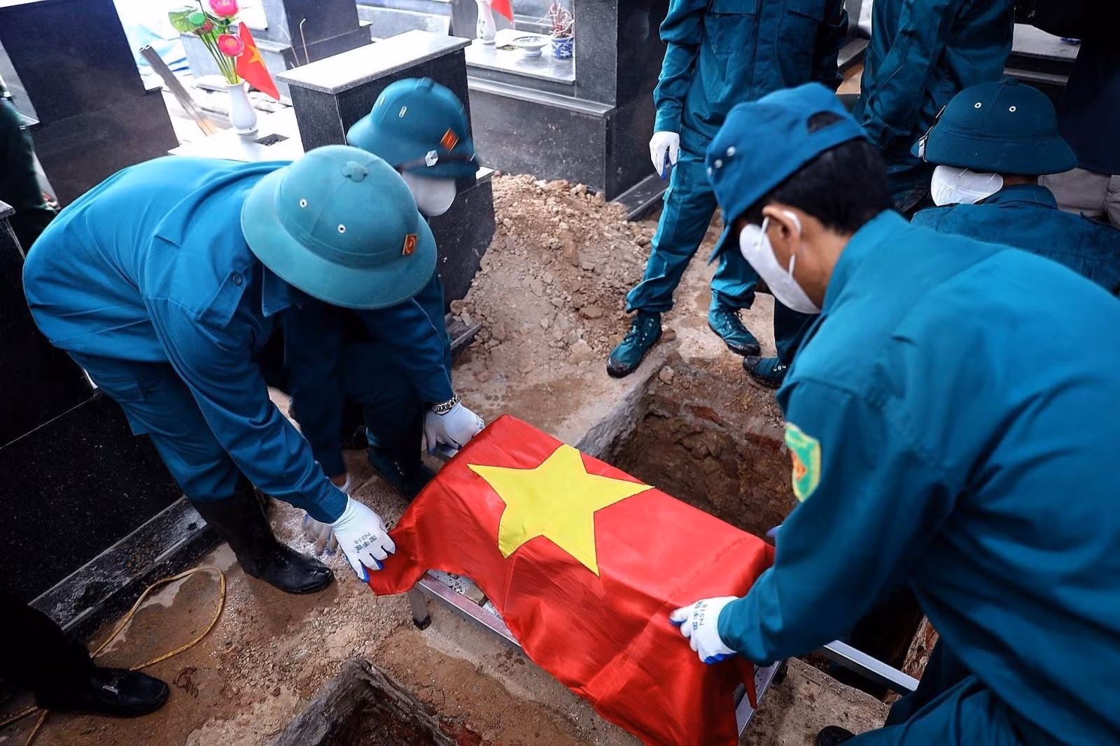 Các đơn vị chức năng triển khai công tác lấy mẫu ADN các hài cốt liệt sĩ tại Nghĩa trang Liệt sĩ Thái Bình (Phú Thọ).