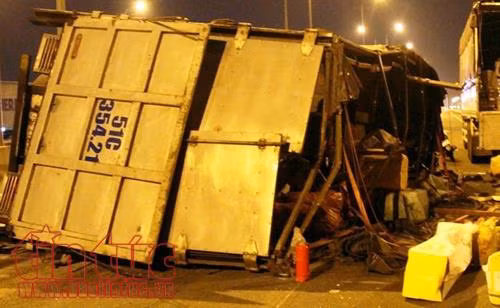 TP Hồ Chí Minh: Hai xe tải tông nhau trên cao tốc ảnh 1