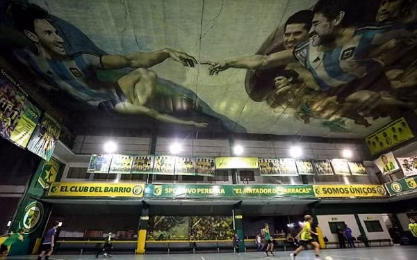 Cổ động viên Argentina nức lòng vì ‘đấu trường các thánh’ Messi và Maradona ảnh 5