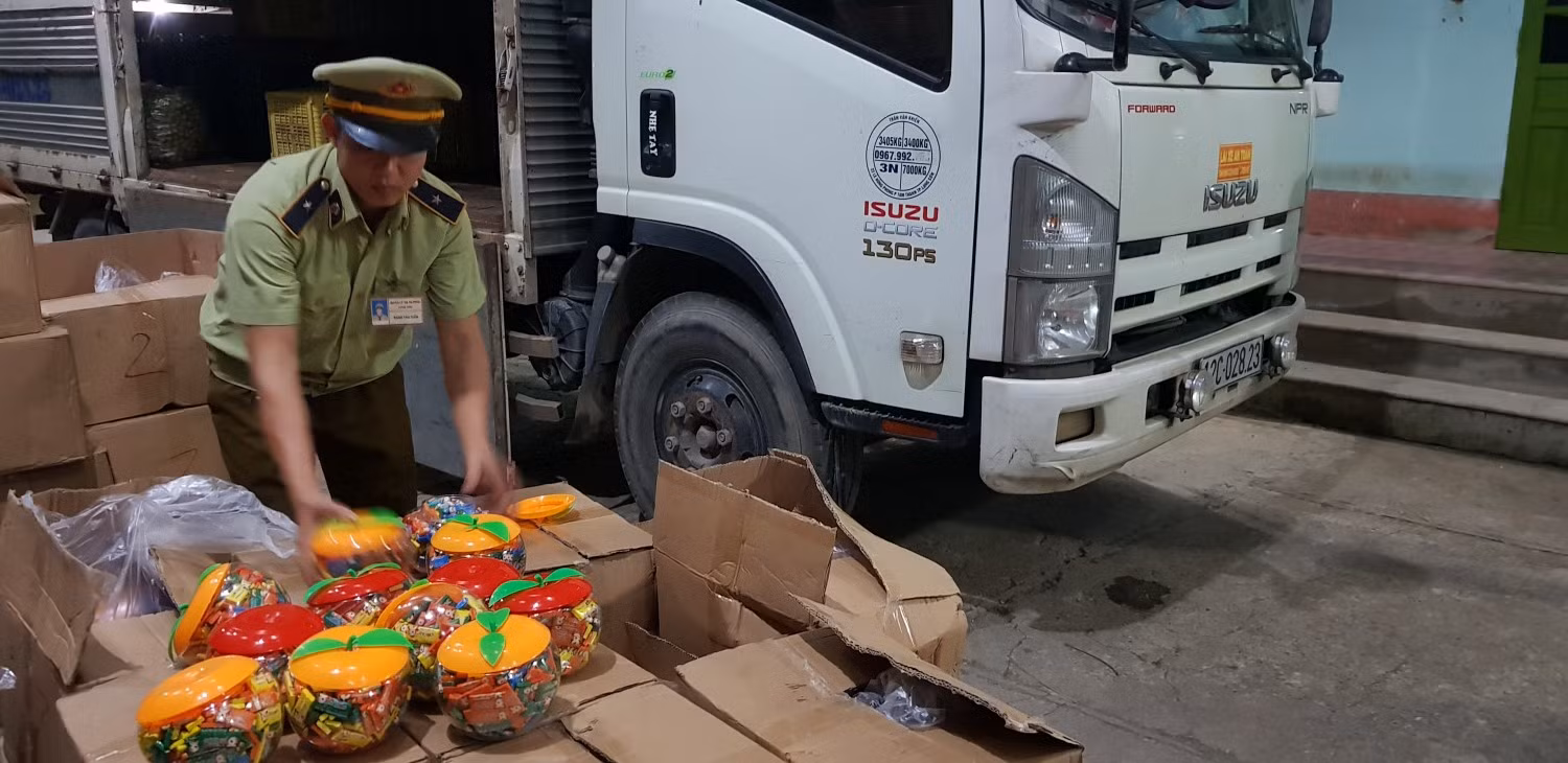 Thu giữ gần 300 kg kẹo cao su nhập lậu ảnh 1