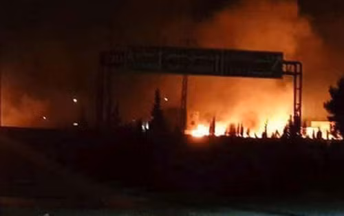 Khói lửa rực trời đêm tại hiện trường vụ tập kích tên lửa của Israel tại Syria ảnh 1