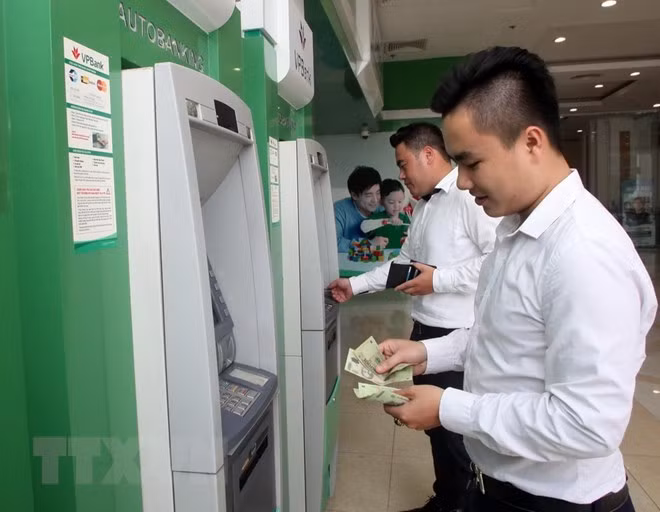 ‘Ồ ạt’ tăng phí giao dịch thẻ ATM, ngân hàng vẫn kêu chưa đủ bù lỗ ảnh 1