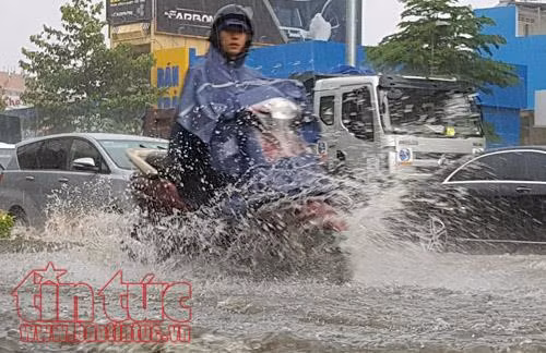 Mưa lớn, nhiều tuyến đường TP Hồ Chí Minh chìm trong biển nước ảnh 4
