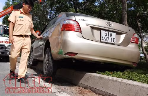 Xe cứu hỏa húc ô tô 4 chỗ lao lên lề đường, 4 người thoát chết ảnh 2