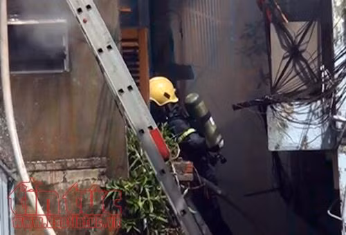 Cháy nhà trong hẻm, khu dân cư hoảng loạn ảnh 1