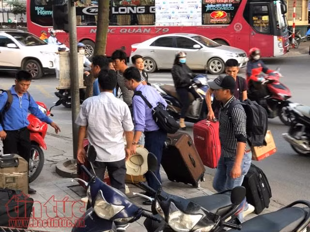 Ùn ùn về lại Thủ đô: Cao tốc Pháp Vân tắc dài hàng km, bến xe đông như nêm ảnh 6