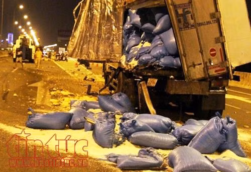TP Hồ Chí Minh: Hai xe tải tông nhau trên cao tốc ảnh 2