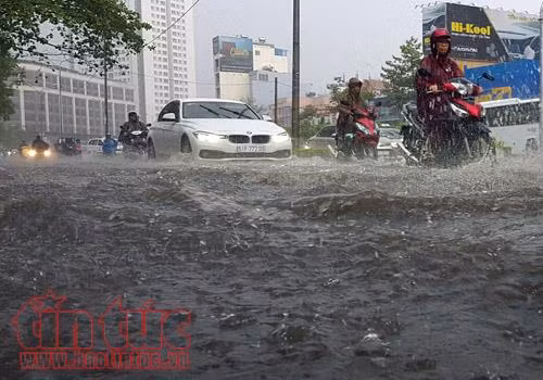 Mưa lớn, nhiều tuyến đường TP Hồ Chí Minh chìm trong biển nước ảnh 2
