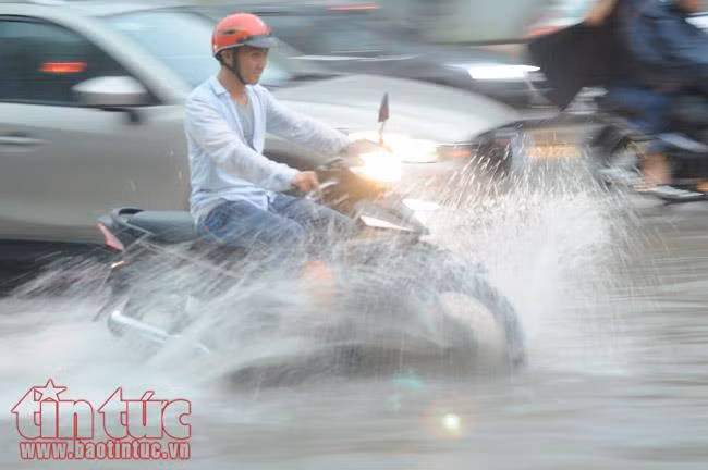 Đường Nguyễn Hữu Cảnh lại chìm trong biển nước trong cơn mưa chiều nay ảnh 4
