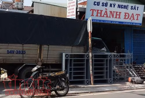 Xe tải tránh xe máy, tông nát 2 quán ăn ảnh 1