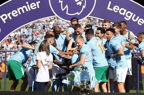 Ấn tượng và hài hước đan xen trong lễ đăng quang của Manchester City ảnh 3