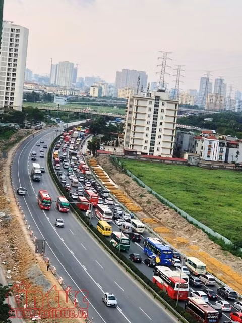 Ùn ùn về lại Thủ đô: Cao tốc Pháp Vân tắc dài hàng km, bến xe đông như nêm ảnh 3