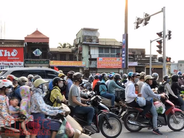 Ùn ùn về lại Thủ đô: Cao tốc Pháp Vân tắc dài hàng km, bến xe đông như nêm ảnh 4