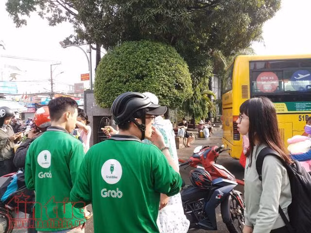 Hành khách ở bến xe Miền Đông bị Grabbike ‘chặt chém' ảnh 2