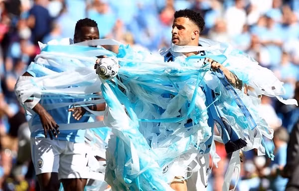 Ấn tượng và hài hước đan xen trong lễ đăng quang của Manchester City ảnh 10