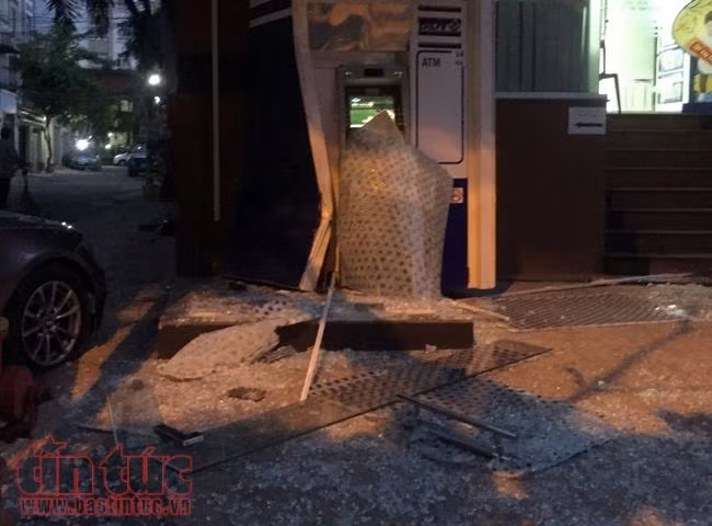 Ô tô ôm cua lao vào trụ ATM của ngân hàng BIDV ảnh 2