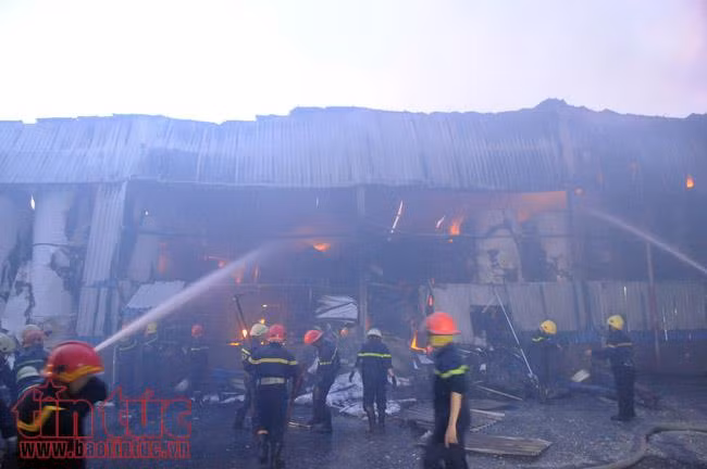 TP Hồ Chí Minh: Đang cháy lớn công ty giấy trong khu công nghiệp Vĩnh Lộc ảnh 5