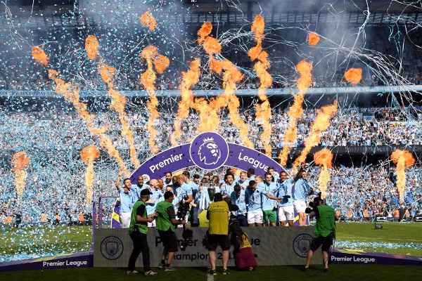 Ấn tượng và hài hước đan xen trong lễ đăng quang của Manchester City ảnh 1