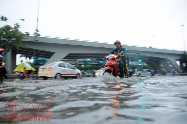 Đường Nguyễn Hữu Cảnh lại chìm trong biển nước trong cơn mưa chiều nay ảnh 5