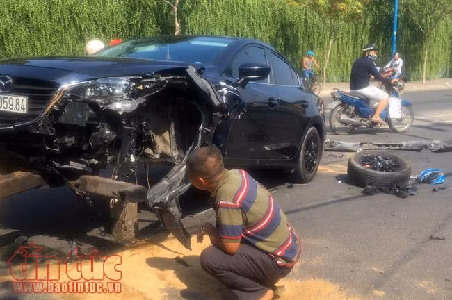 ‘Xế hộp’ nổ lốp tông xe máy và xe ô tô 7 chỗ, 2 người nguy kịch ảnh 3