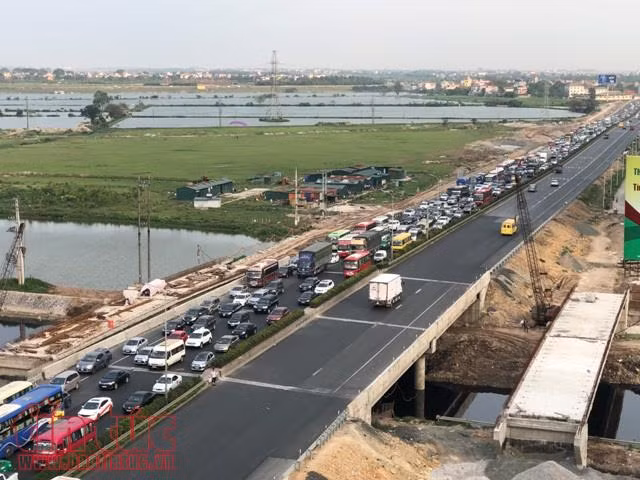 Ùn ùn về lại Thủ đô: Cao tốc Pháp Vân tắc dài hàng km, bến xe đông như nêm ảnh 1