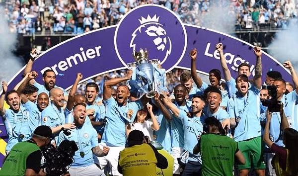 Ấn tượng và hài hước đan xen trong lễ đăng quang của Manchester City ảnh 2