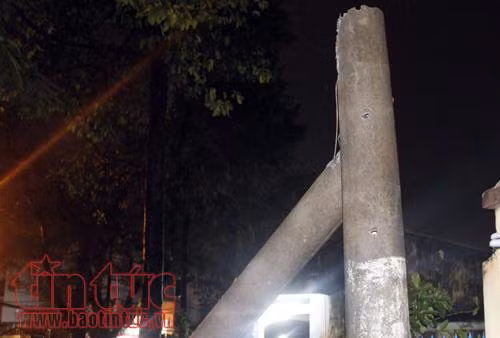Cây xanh bật gốc trong mưa lớn kéo đổ trụ điện, gây mất điện nhiều giờ ảnh 2
