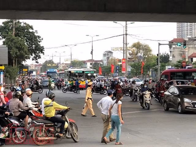 Ùn ùn về lại Thủ đô: Cao tốc Pháp Vân tắc dài hàng km, bến xe đông như nêm ảnh 5
